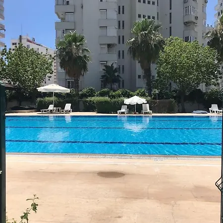Deniz Manzarali Havuzlu Full Esyali Kiralik Daire